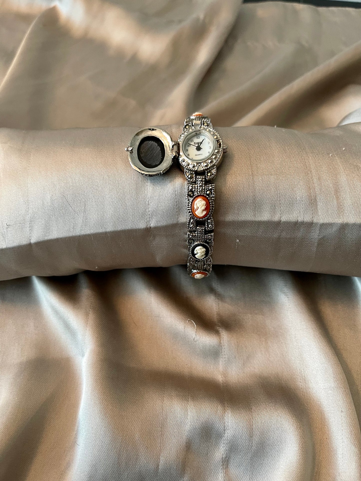 *Working* Cameo Peekaboo Watch