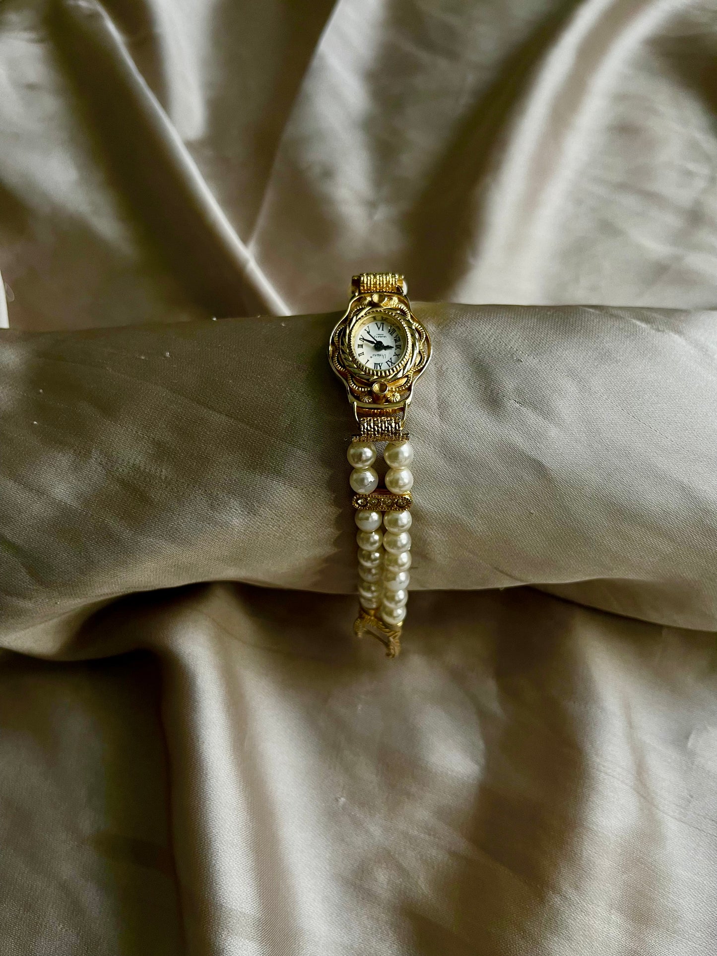 *Working* RARE 90's Gold-Tone Pearl Watch