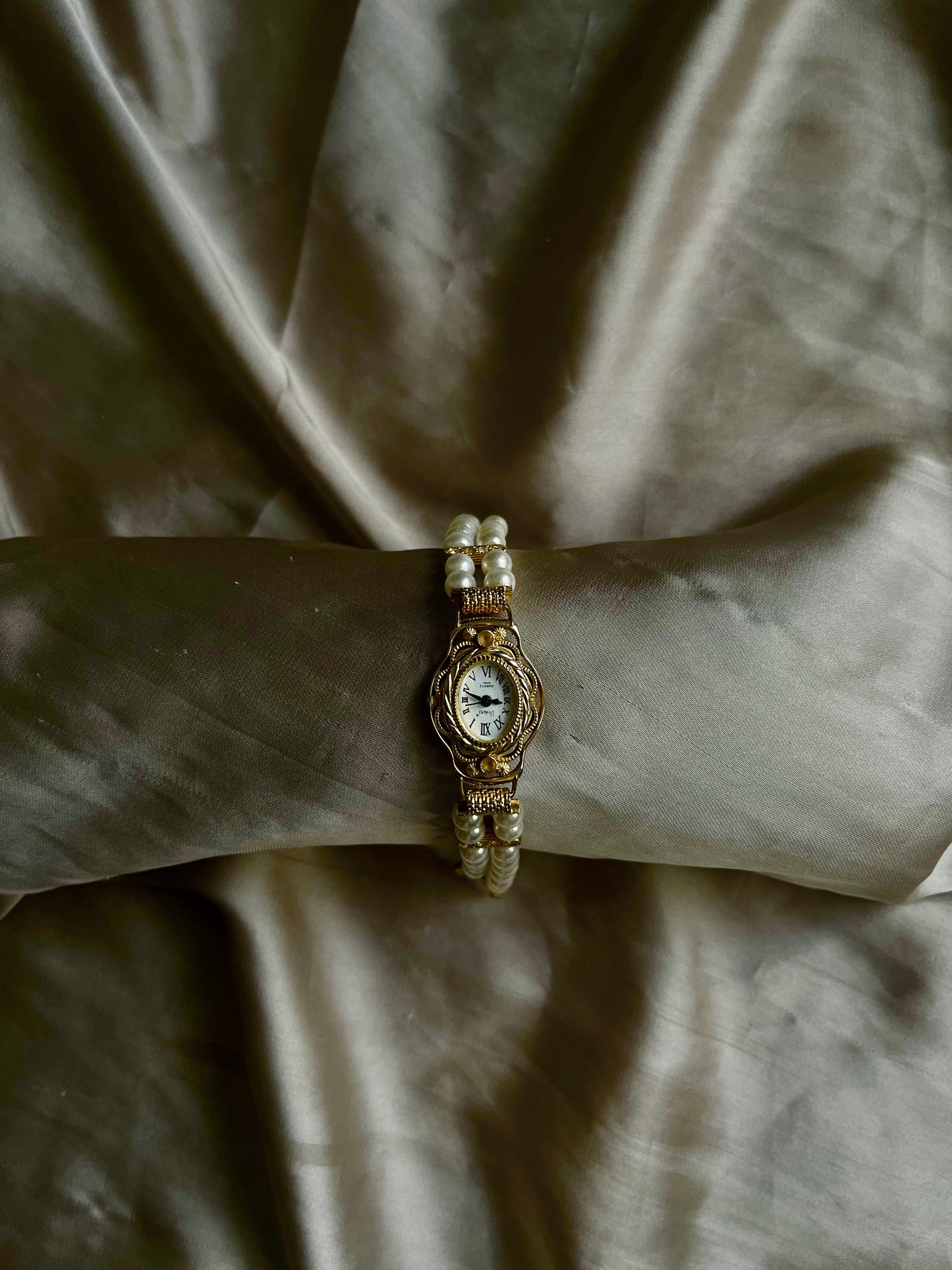 *Working* RARE 90's Gold-Tone Pearl Watch